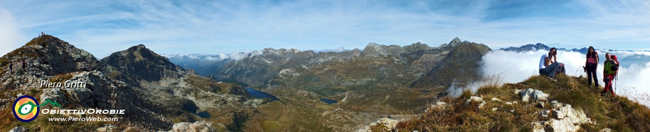 40 Panoramica in cresta di vetta del Madonnino.jpg